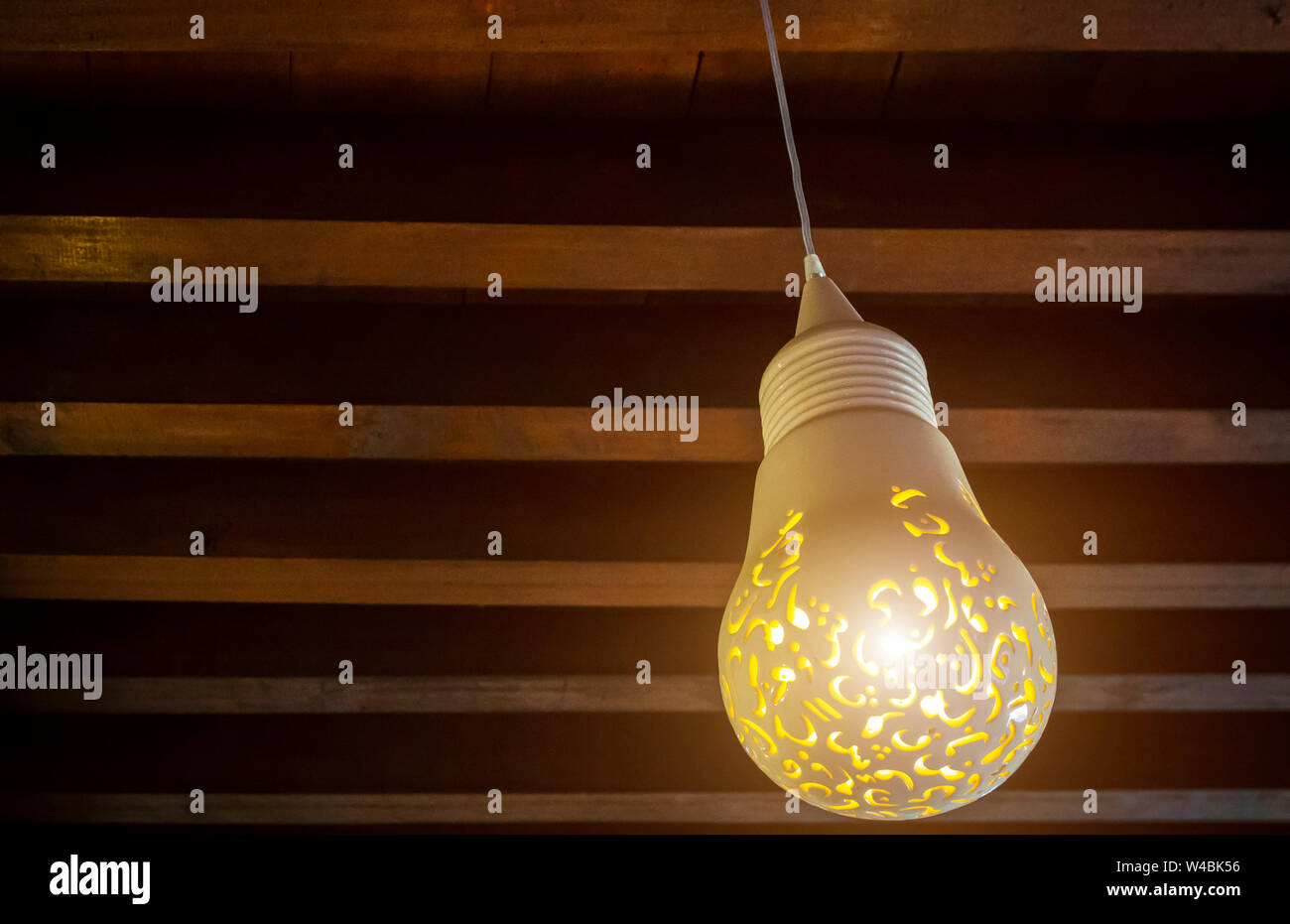 La lampada in stile arabo si blocca sul soffitto di una stanza buia. Foto Stock