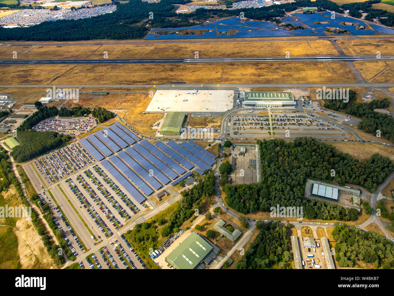 Vista aerea di Weeze aeroporto con Ryanair vacanza piani e grandi parcheggi, WEEZE Düsseldorf, pista, pista, lowcost viaggi, in background w Foto Stock