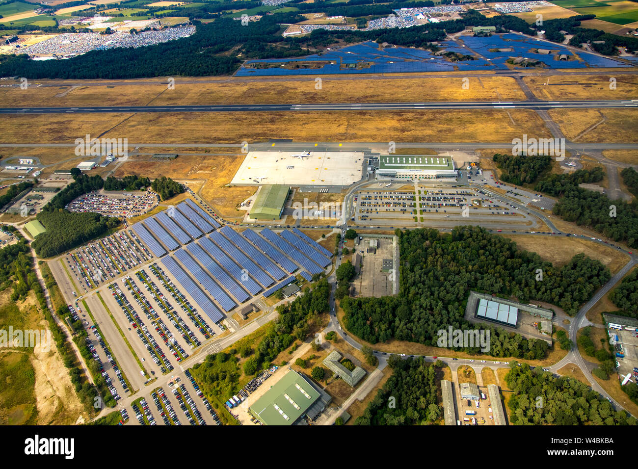 Vista aerea di Weeze aeroporto con Ryanair vacanza piani e grandi parcheggi, WEEZE Düsseldorf, pista, pista, lowcost viaggi, in background w Foto Stock