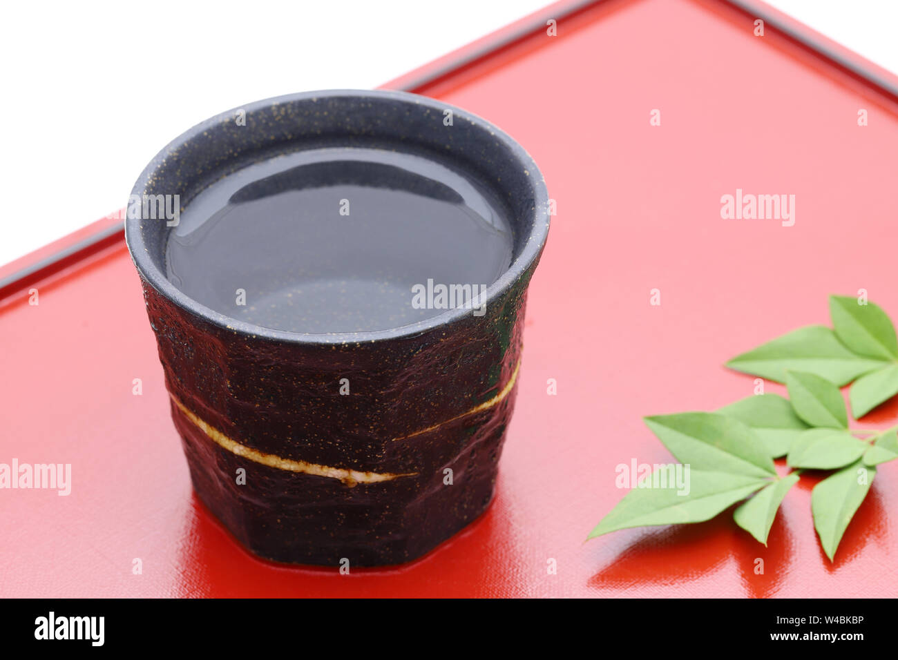 Bottiglia di giapponese shochu e vaso di ceramica sul vassoio in legno Foto Stock