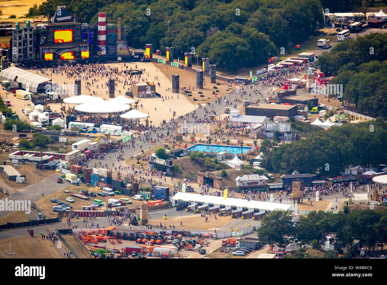 Festival Luftbild ParookaVille 2019 a Weeze aeroporto, festival di musica nel campo della musica dance elettronica in Weeze sul Basso Reno, Renania settentrionale-W Foto Stock