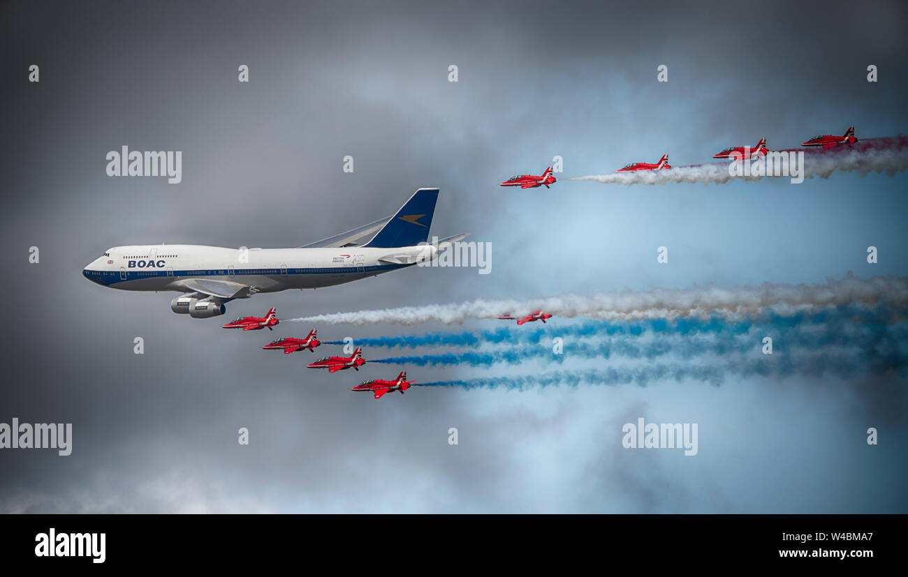 Flypast dalla RAF frecce rosse aerobatic team display in formazione con un BOAC liveried Boeing 747 presso il Royal International Air Tattoo, Fairford, REGNO UNITO Foto Stock