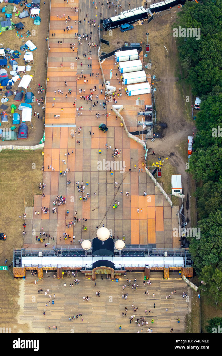 Festival Luftbild ParookaVille 2019 a Weeze aeroporto, festival di musica nel campo della musica dance elettronica in Weeze sul Basso Reno, Renania settentrionale-W Foto Stock