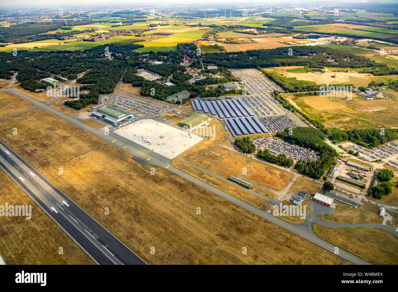 Vista aerea di Weeze aeroporto con Ryanair vacanza piani e grandi parcheggi, WEEZE Düsseldorf, pista, pista, lowcost viaggi, in background w Foto Stock