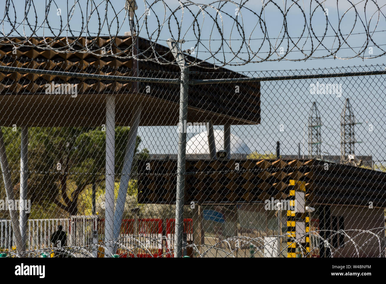 Le cupole bianche del Alamaraz centrale nucleare visto dietro le griglie che circonda l'intero impianto Foto Stock