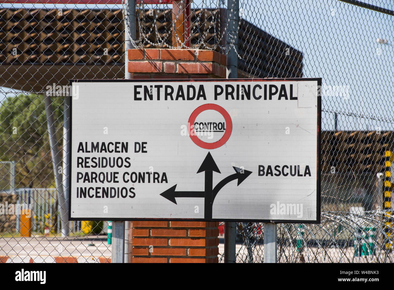 Segno che indica il punto di controllo e l'impianto di stoccaggio di rifiuti all'ingresso del Alamaraz centrale nucleare Foto Stock
