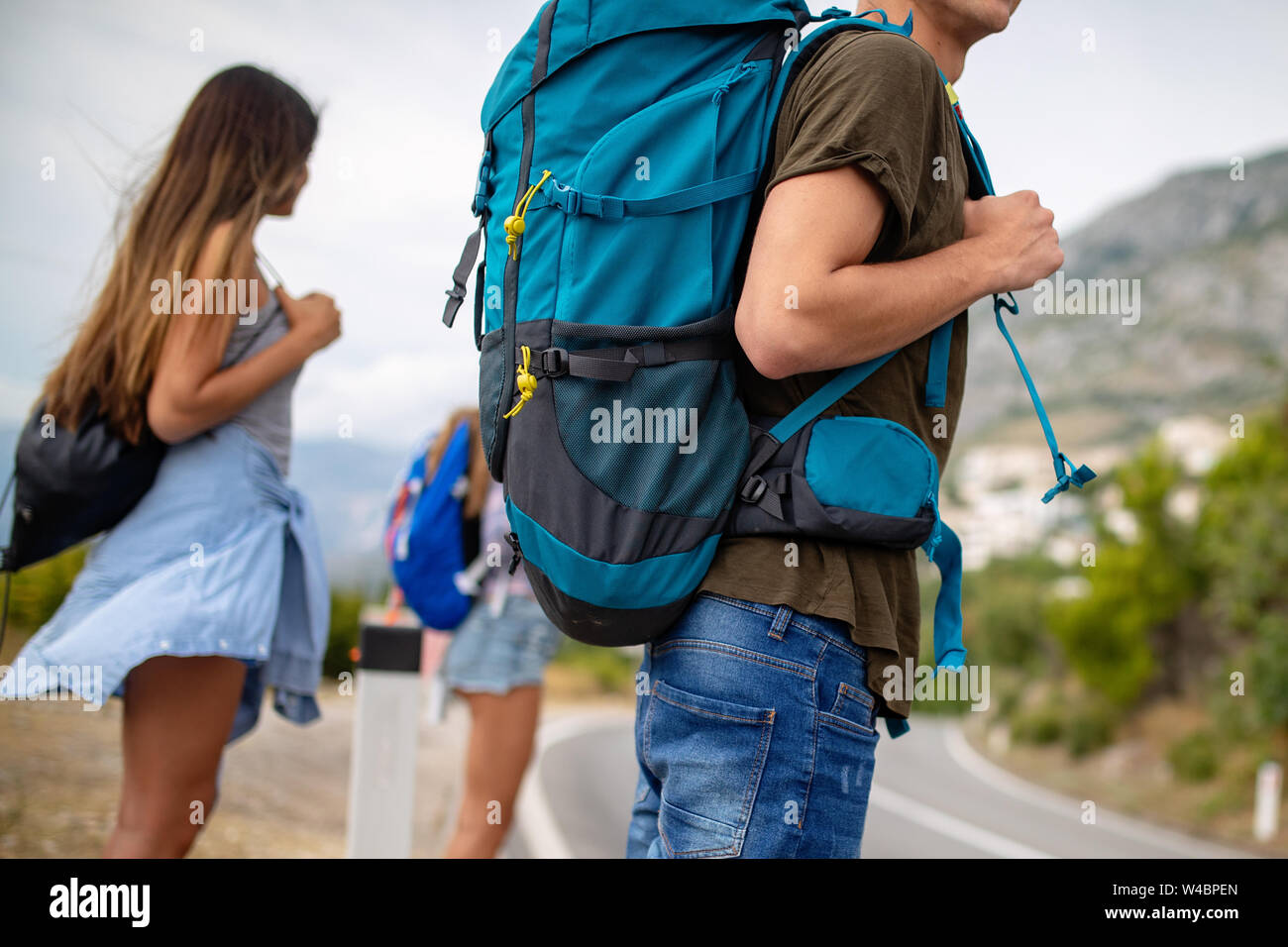 Tanga felice compagnia di amici in viaggio intorno al mondo Foto Stock