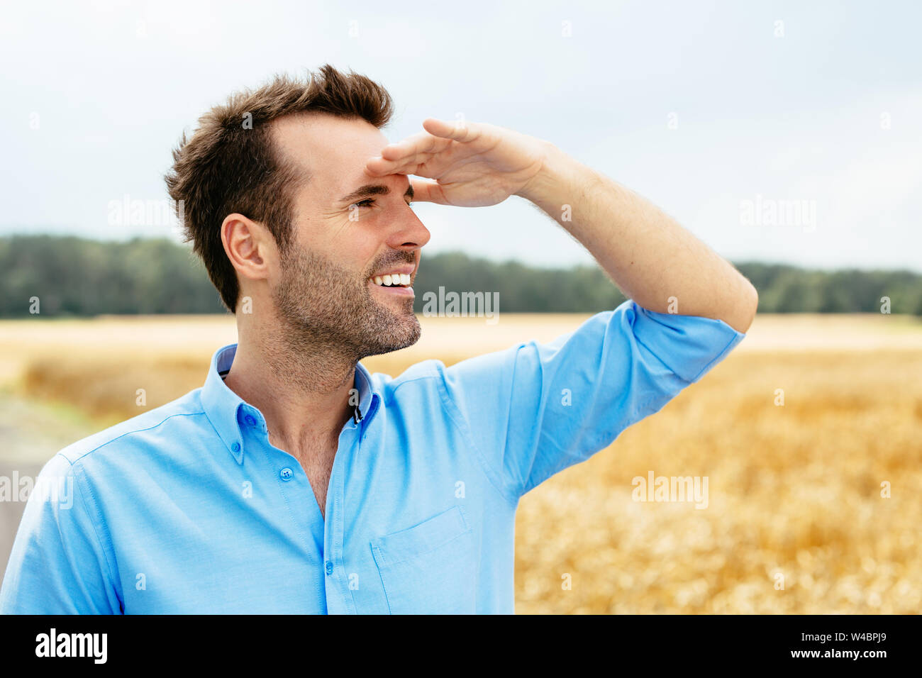 Ritratto di un giovane uomo felice guardando avanti Foto Stock