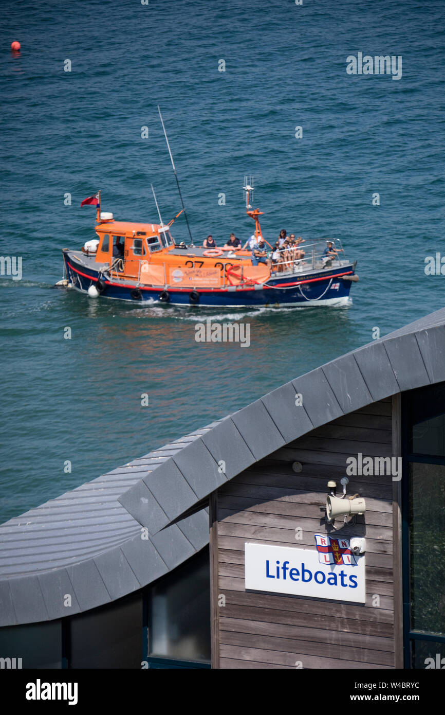 Il RNLI scialuppa di salvataggio dalla stazione di Welsh città costiera di Tenby, Pembrokeshire, Wales, Regno Unito Foto Stock