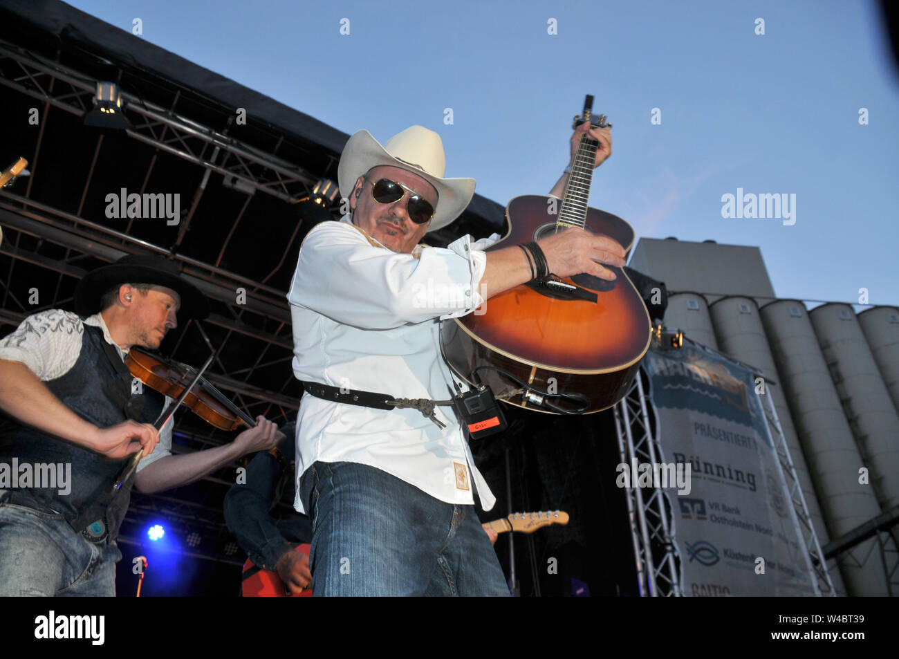 16 luglio 2019, Schleswig-Holstein, Heiligenhafen: arresto carrello - Il paese Band di Waterkant il 16 luglio 2019 in Heiligenhafen al Heiligenhafener Hafenfesttage (per la quarantaquattresima volta dal 11 luglio al 21 luglio 2019) open air fase aspetto dierkt presso il bacino portuale. Da 20 - 22 o'clock vi era Country Rock e canzoni dal nuovo album "Ein Stückchen Ewigkeit' per oltre due mila ospiti dell'evento. Schleswig-Holstein, Germania, Europa. Foto: Holger Kasnitz/dpa Foto Stock