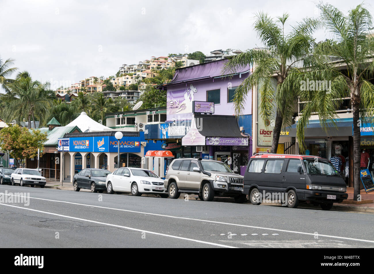 Shute Harbour Road (strada principale per lo shopping) in Airlie Beach, un popolare resort per backpackers e punto di accesso alle vicine Isole Whitsunday e al Great Bar Foto Stock