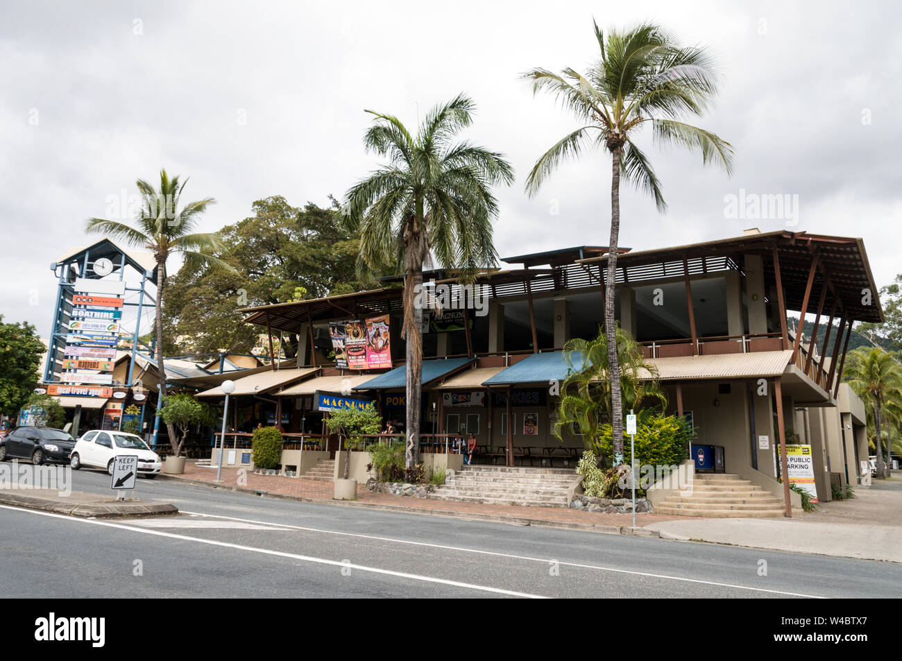 Magnum backpackers hostel in Shute Harbour Road (la via principale dello shopping) ad Arlie Beach, un popolare resort per backpackers e il gateway per la vicina Whitsu Foto Stock