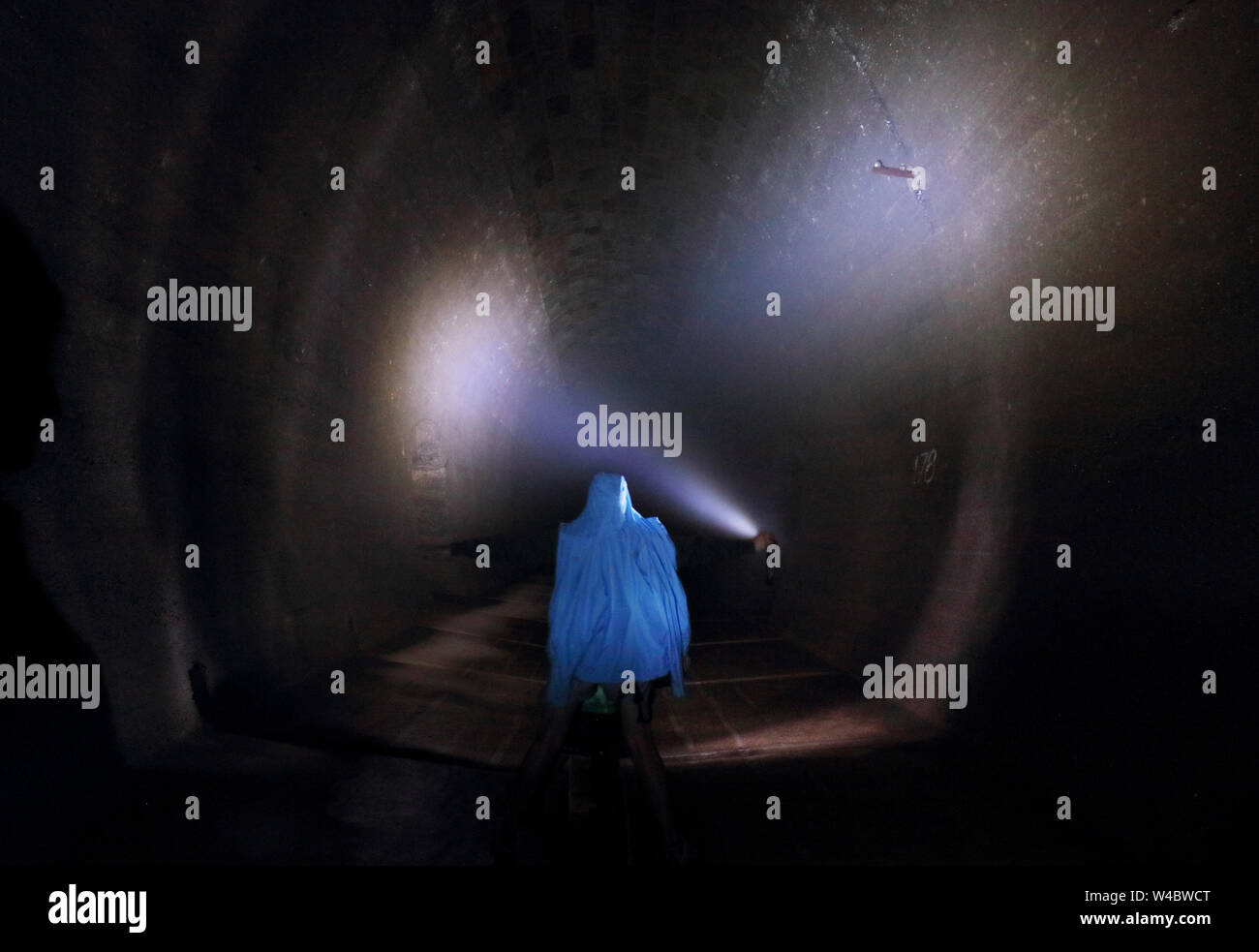 Solo l'uomo nel buio del tunnel, Horror Foto Stock