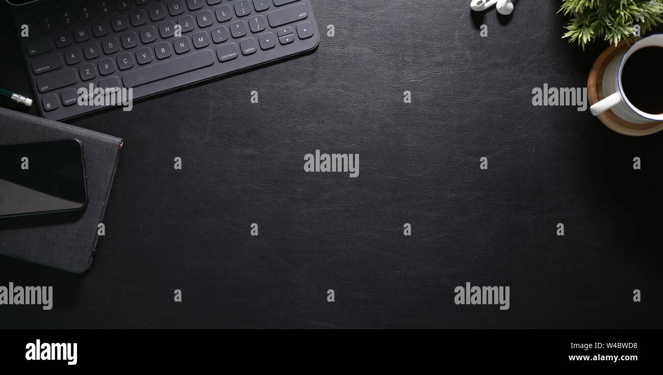 Elegante area di lavoro con computer portatili e smartphone in cuoio nero tabella office Foto Stock