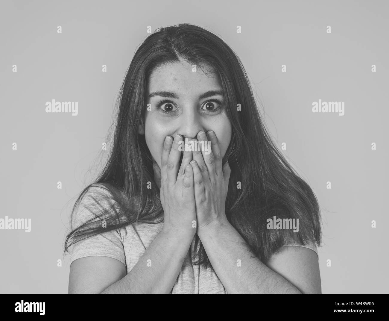 Bianco e nero ritratto di bella donna scioccato udito la Buona Novella o avendo grande successo con sorpresa e felice faccia. L'espressione del viso umano, Foto Stock