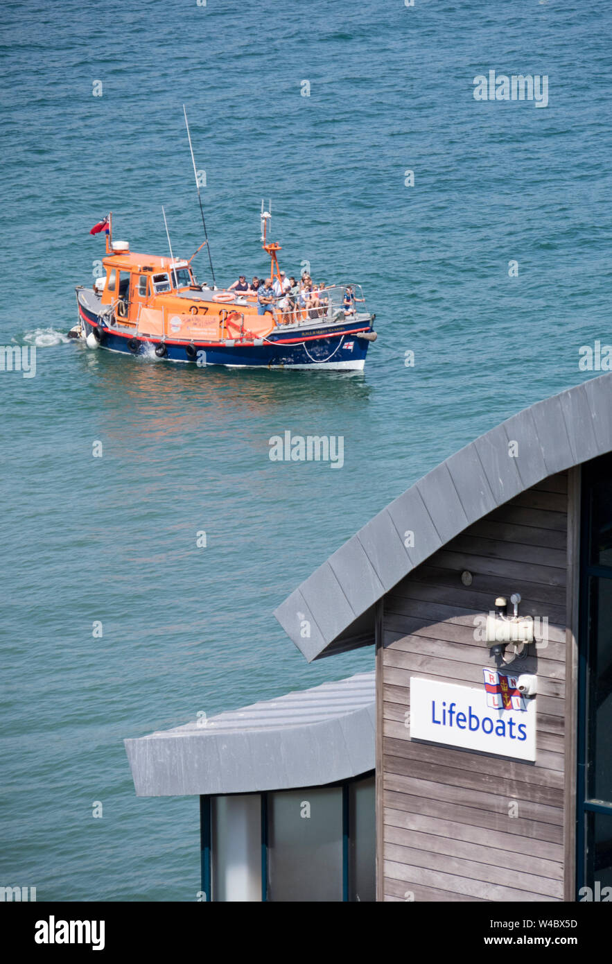 Il RNLI scialuppa di salvataggio dalla stazione di Welsh città costiera di Tenby, Pembrokeshire, Wales, Regno Unito Foto Stock