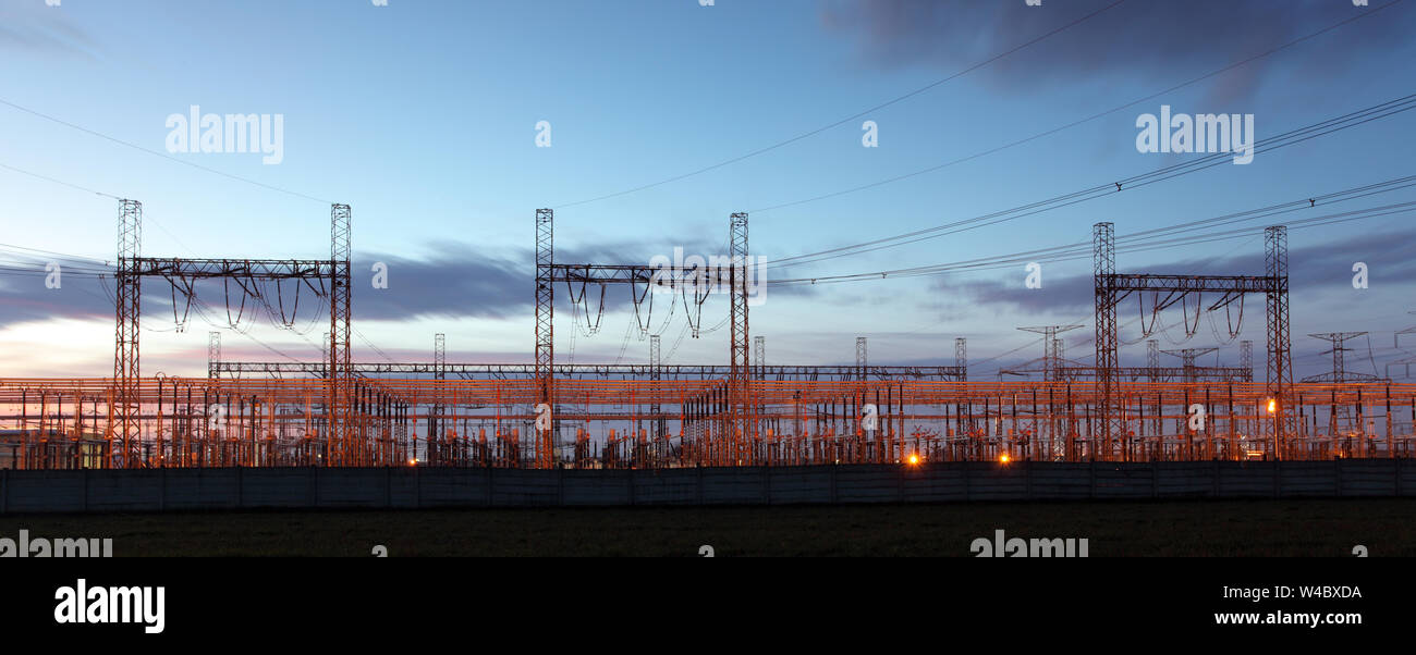 Sottostazione di distribuzione stagliano contro il Cielo di tramonto ,sfondo di elettricità Foto Stock