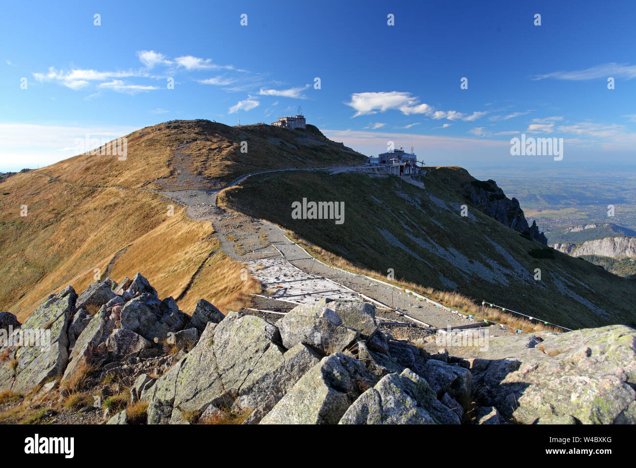 Dei monti Tatra, Polonia, vista da Kasprowy Wierch montare il cavo superiore della stazione di sollevamento e la famiglia sul percorso Foto Stock