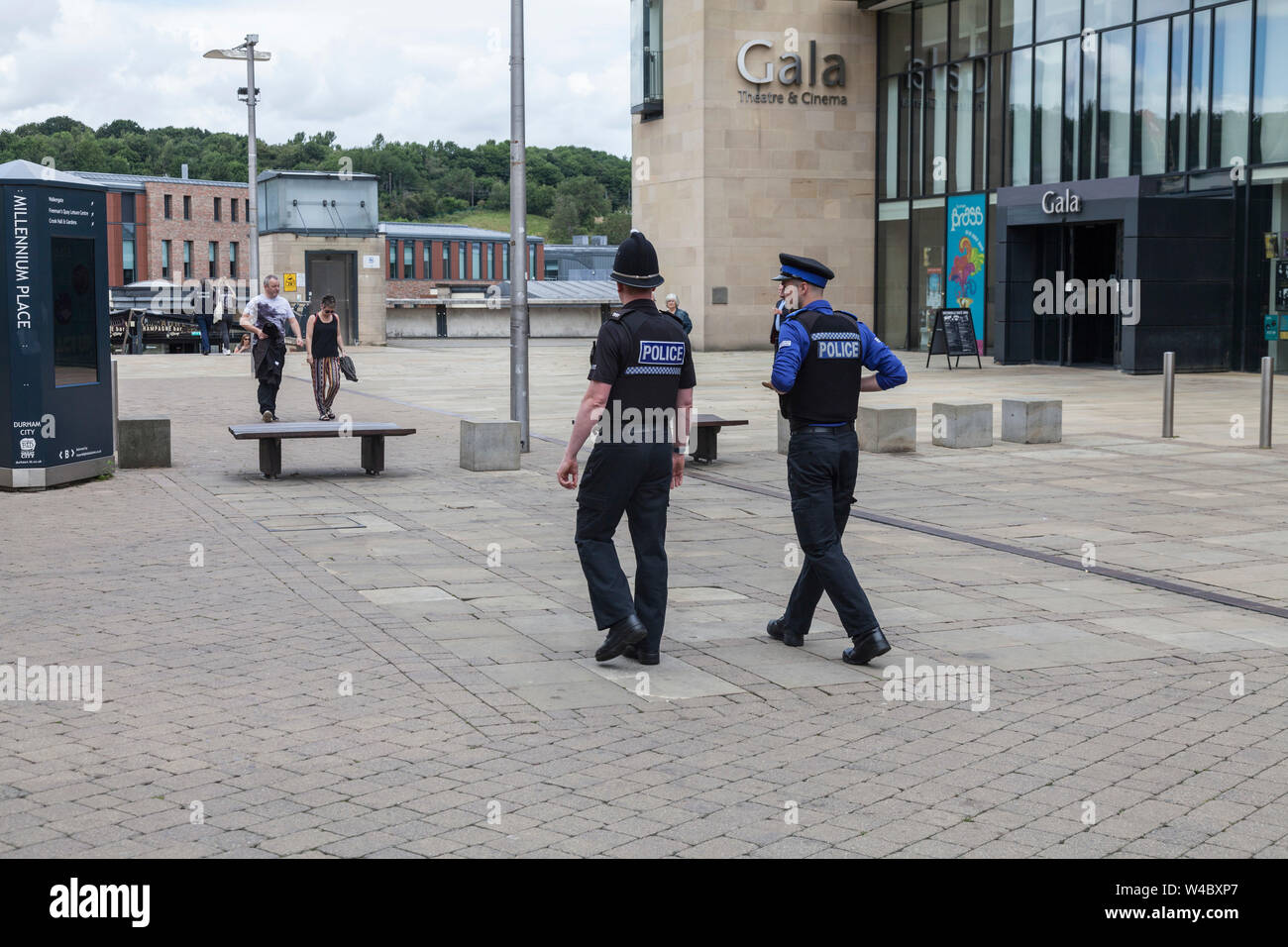 Una polizia Constable e una pattuglia PCSO insieme nel centro della città di Durham,l'Inghilterra,UK Foto Stock
