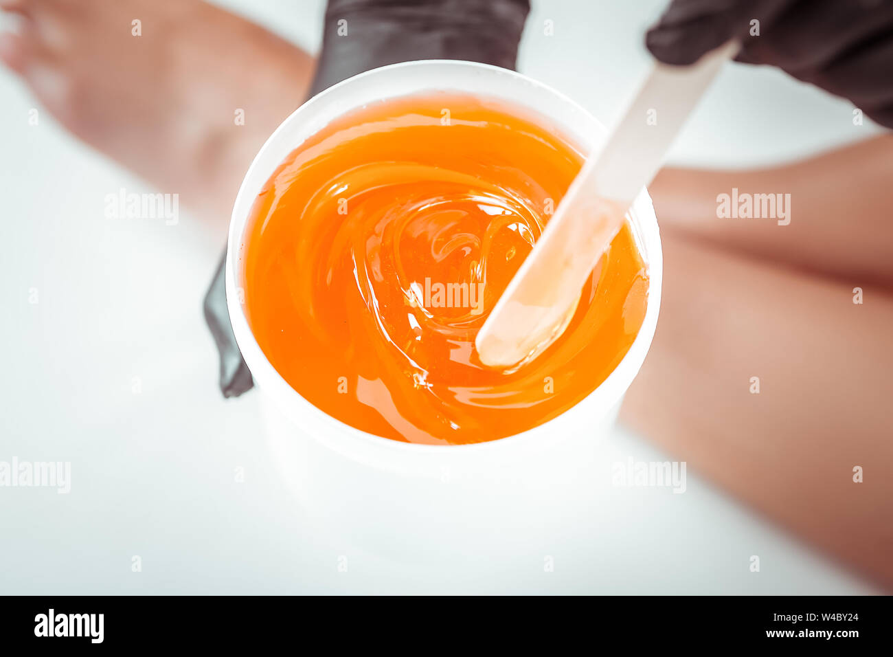 Concentrato di salone di bellezza lavoratore la scelta di miscela di zucchero Foto Stock