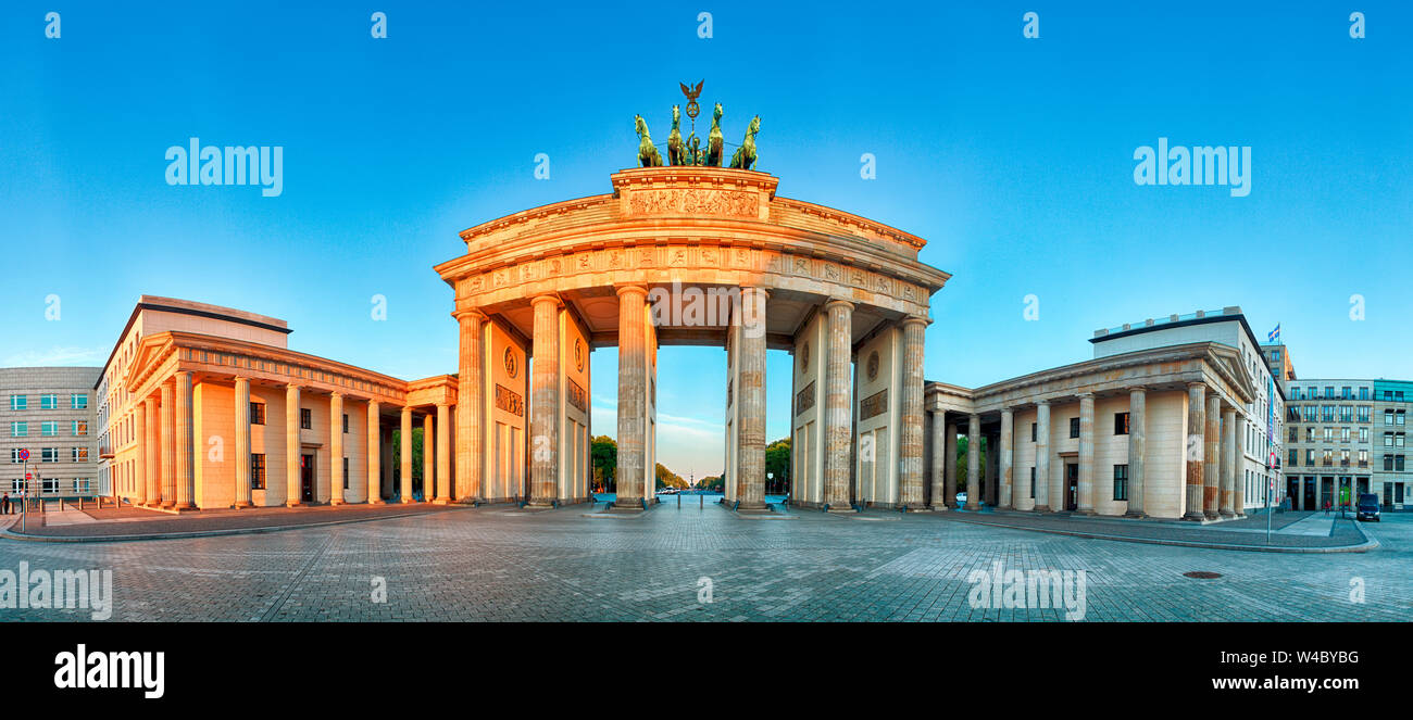 Panorama della Porta di Brandeburgo durante il sunrise a Berlino, Germania Foto Stock