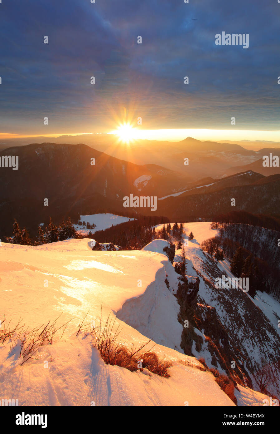 Montagna invernale con sun - Slovacchia Foto Stock