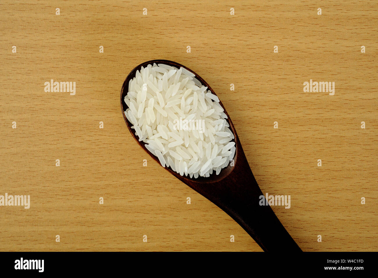Riso in cucchiaio di legno Foto Stock