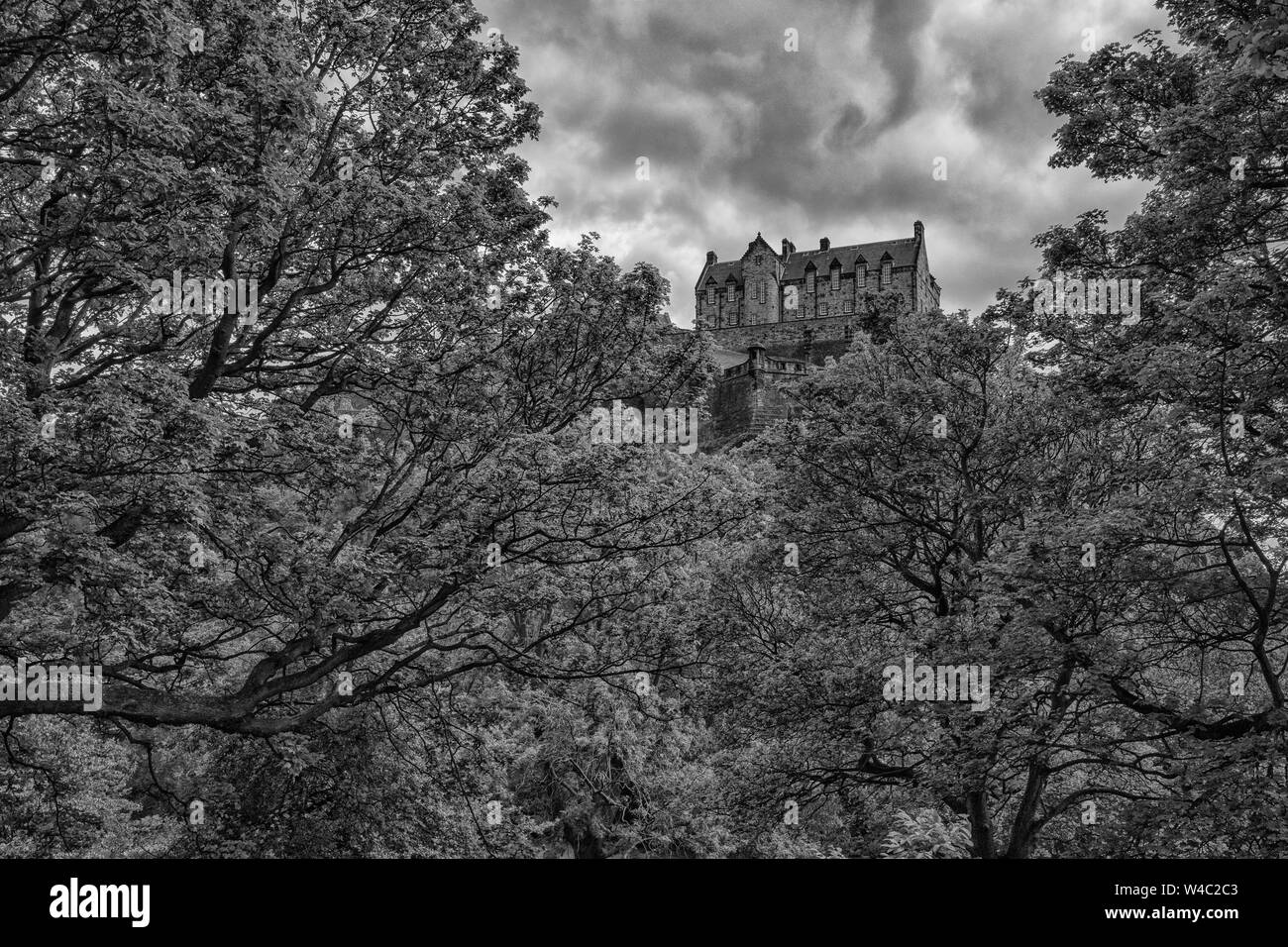 Il Castello di Edimburgo, una storica fortezza che domina lo skyline della città di Edimburgo in Scozia dalla sua posizione sul castello di roccia. Foto Stock