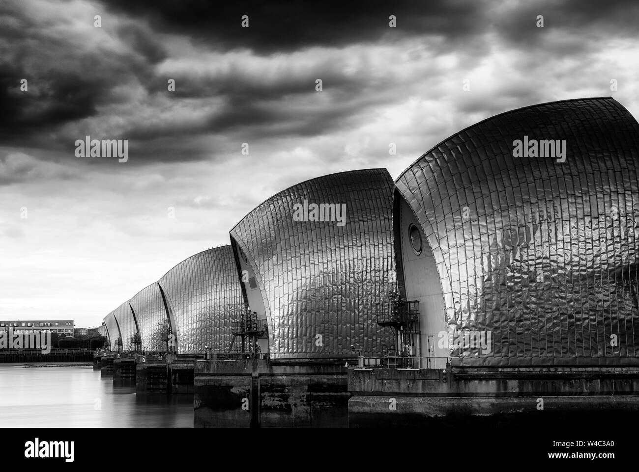 Moody cielo sopra il Thames Flood Barrier, Londra Inghilterra REGNO UNITO Foto Stock