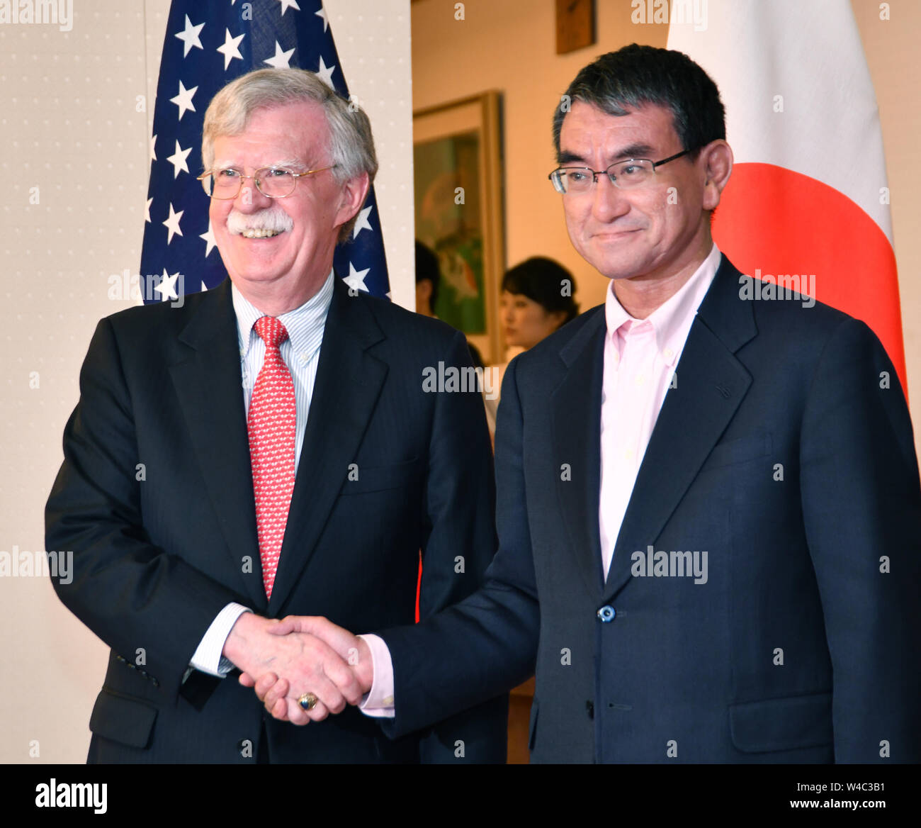 Tokyo, Giappone. 22 Luglio, 2019. Stati Uniti Consigliere per la sicurezza nazionale John Bolton, a sinistra è salutato dal giapponese il Ministro degli esteri Taro Kono presso il suo ufficio del ministero a Tokyo lunedì 22 luglio, 2019. Essi sono stati denunciati per aver discusso un piano degli stati uniti per formare una coalizione multinazionale per salvaguardare la navigazione commerciale nel Medio Oriente. Credito: Natsuki Sakai/AFLO/Alamy Live News Foto Stock