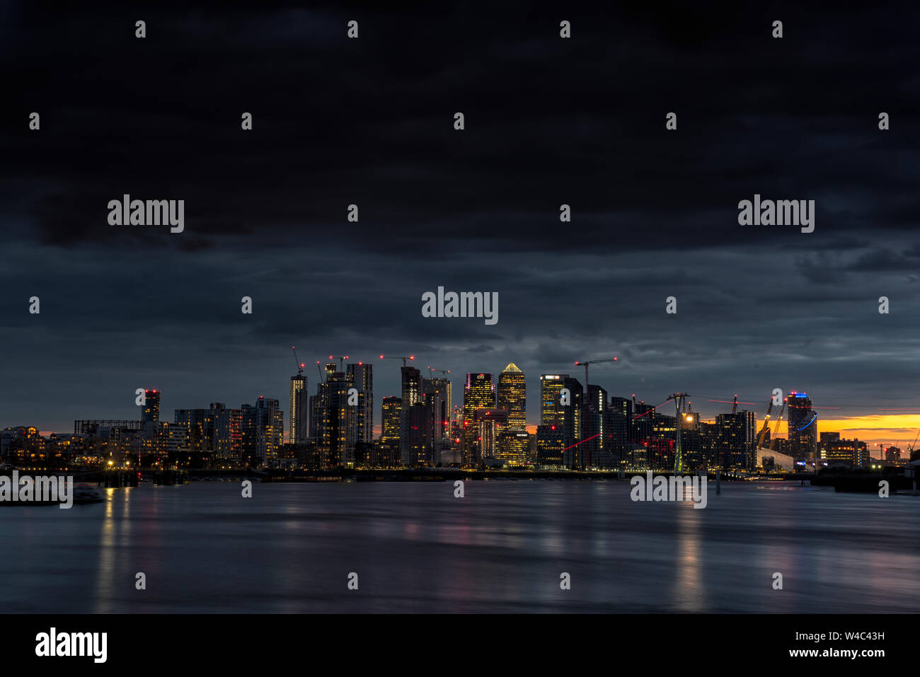 Crepuscolo sopra la città di Londra Skyline, England Regno Unito Foto Stock
