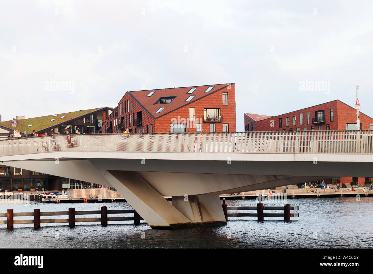 Cicli e pedoni che attraversano la Inner Harbour Bridge in Copenhagen. Foto Stock