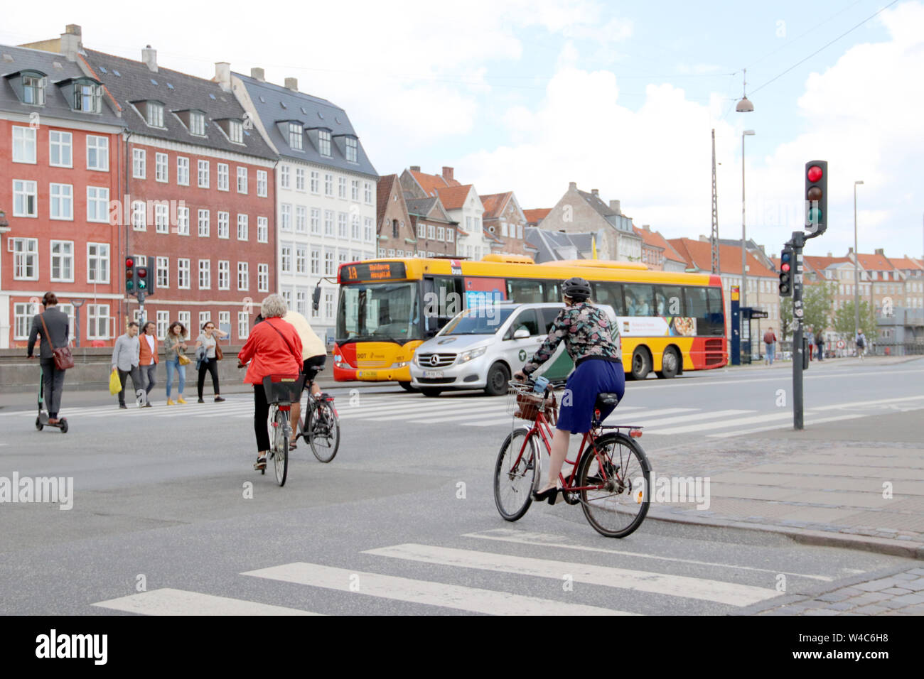 Diversi tipi di trasporti per spostarsi nel centro di Copenaghen vicino al canal Nybrogade. Foto Stock