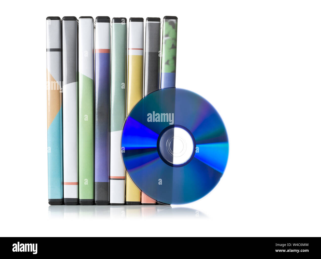 DVD, CD-ROM o Blu-ray Disc con scatole impilate per filmati, audio o software su sfondo bianco Foto Stock