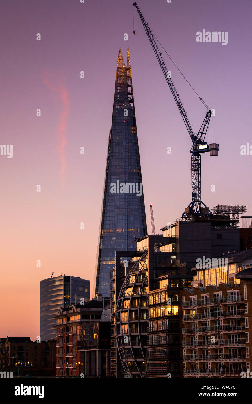 Sunrise sopra la città di Londra, acquisiti dal Millennium Bridge, Londra Inghilterra REGNO UNITO Foto Stock