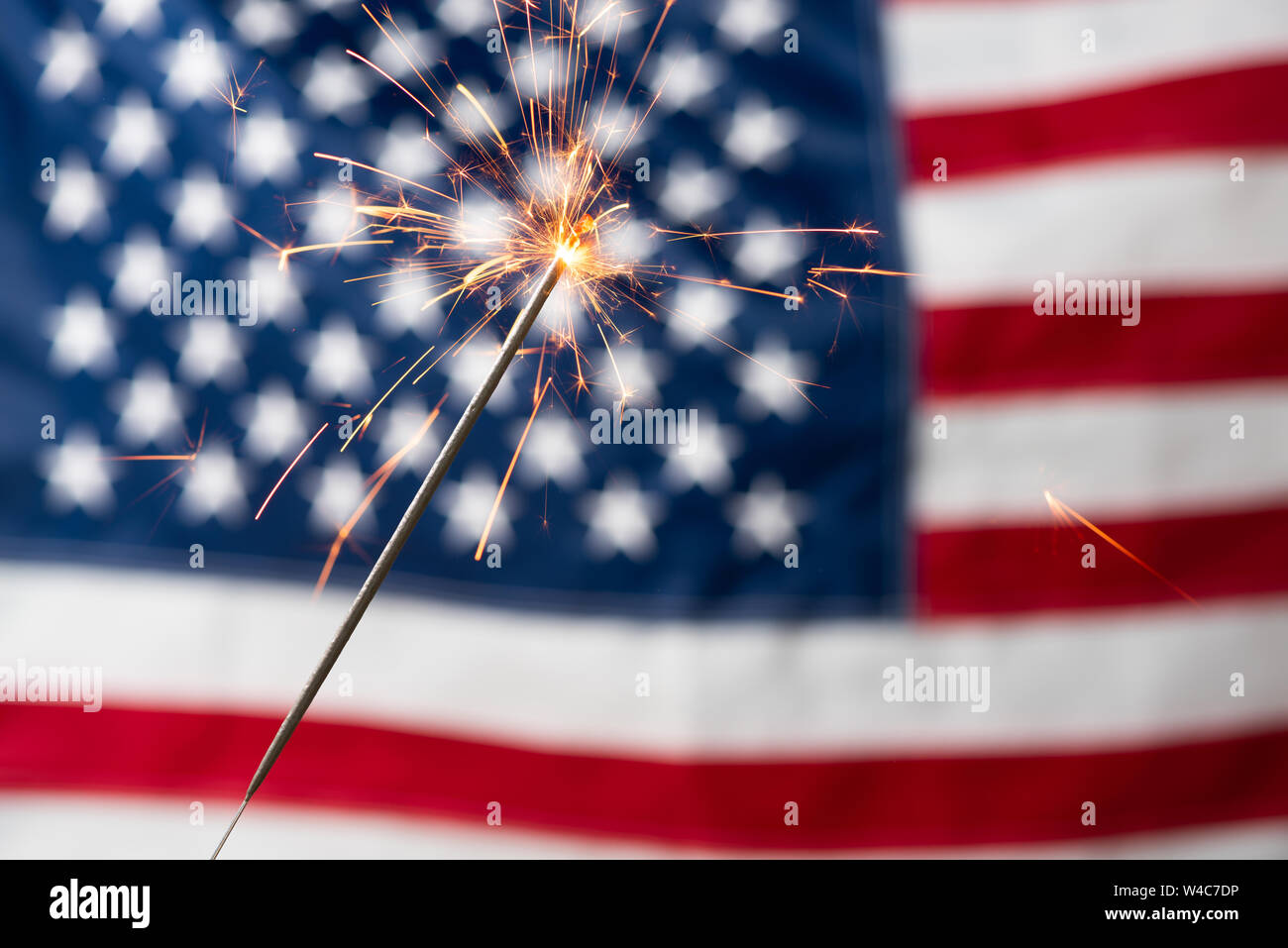 Sparkler e USA bandiera americana. 4 luglio festa Independence Day celebrazione bruciare fuoco bengala e United States Flag. Foto Stock