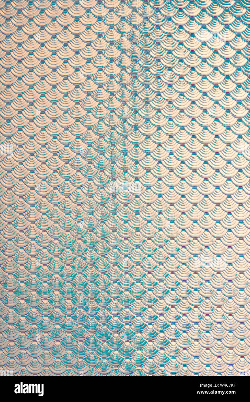 Olografico iridescente mermaid squame di pesce in finta pelle sfondo texture. Foto Stock