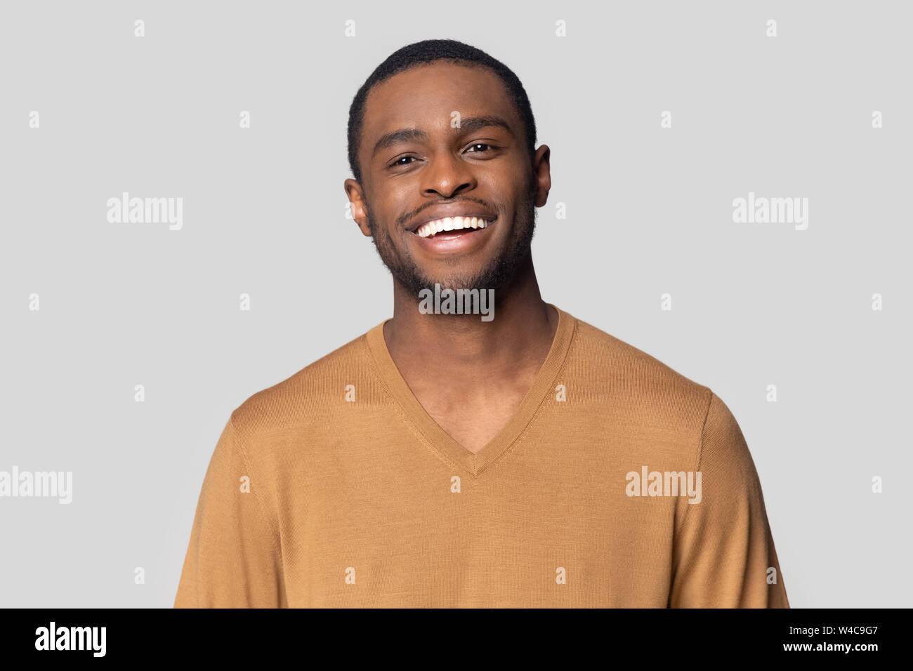 Headshot ritratto di uomo nero in posa di studio Foto Stock