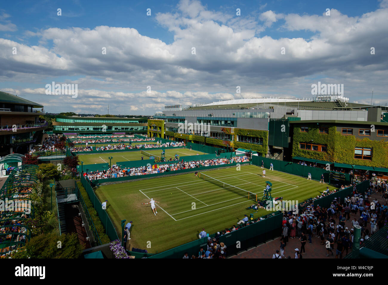 Vista generale della Corte 14 e Centre Court dalla Media Broadcast Center. Il campionato 2019. Tenuto presso Il All England Lawn Tennis Club Wimbledon Foto Stock