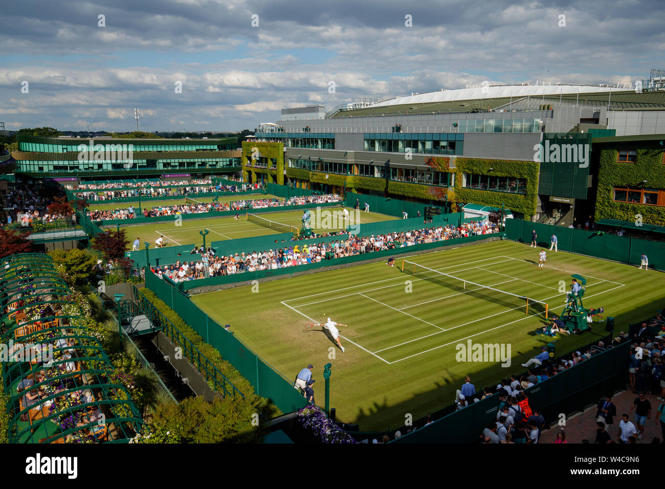 Vista generale della Corte 14 e Centre Court dalla Media Broadcast Center. Il campionato 2019. Tenuto presso Il All England Lawn Tennis Club Wimbledon Foto Stock