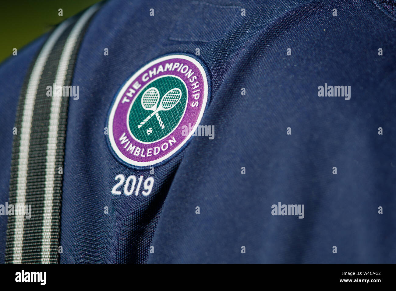 Dettaglio di Wimbledon Logo su una palla ragazzo in camicia. Il campionato 2019. Tenuto presso Il All England Lawn Tennis Club, Wimbledon. Foto Stock