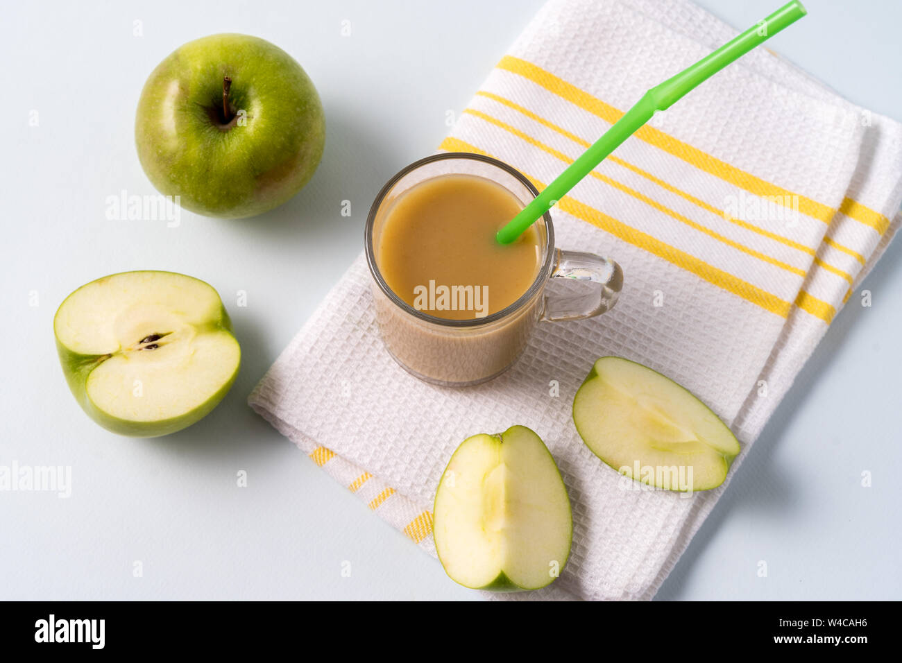 Tradizionale indiano Masala chai tè in un bicchiere di vetro e mele fresche bianco su sfondo tabella con copia spazio per il testo. Foto Stock