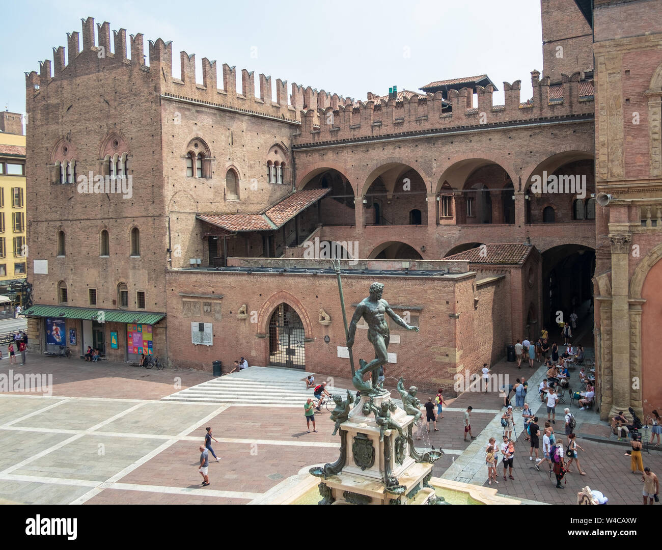 06-28-2019. Bologna, Italia, famoso Palazzo Re Enzo (Palazzo Re Enzo) e la statua di Nettuno a Piazza del Nettuno (Nettuno Piazza). Bologna, Emilia Romag Foto Stock