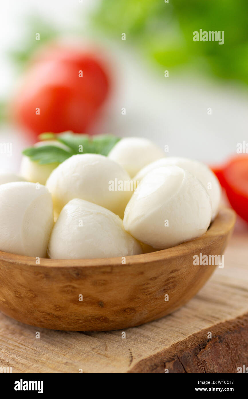 Mozzarella in ciotola di legno. Stile rustico. Foto Stock