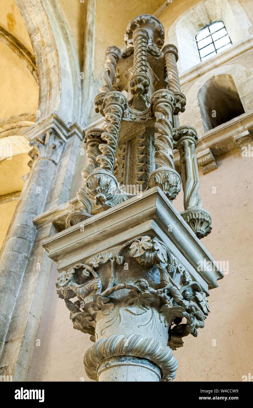 Candelabro per il cero pasquale Foto Stock