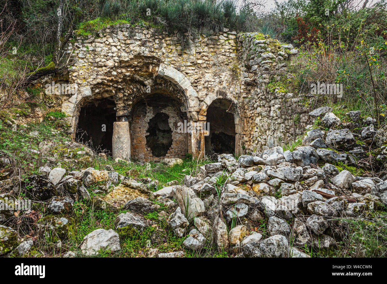 Grotta chiesa di SantAngelo in rovine Vetuli Foto Stock