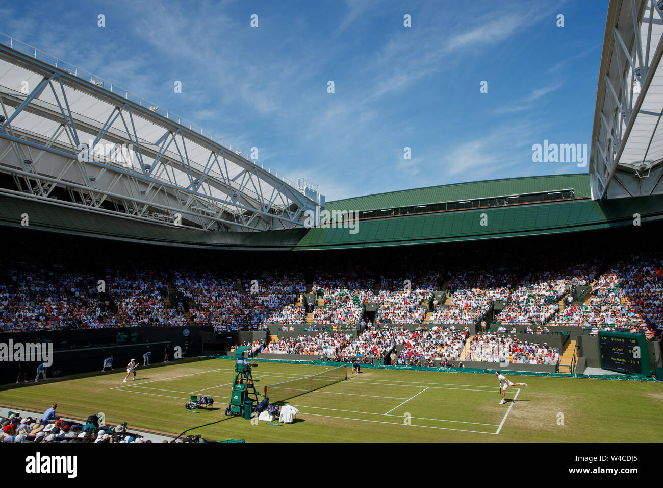 Vista generale della Corte 1 con Roger Federer e Jay Clark di GB in azione in campionati di Wimbledon 2019. Tenuto presso Il tutto l'Inghilterra Foto Stock