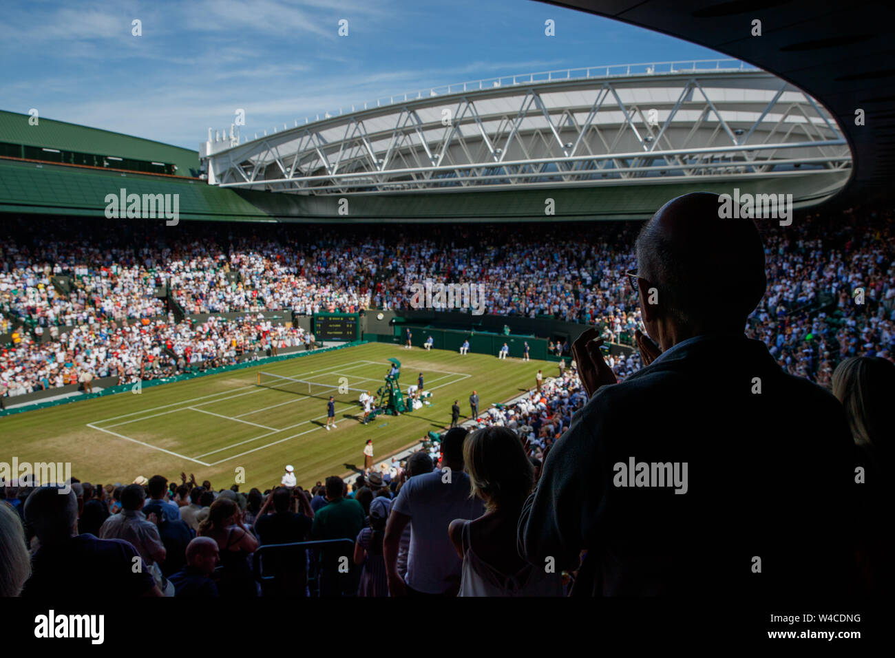 Vista generale della Corte 1 con Roger Federer e Jay Clark di GB in azione in campionati di Wimbledon 2019. Tenuto presso Il tutto l'Inghilterra Foto Stock