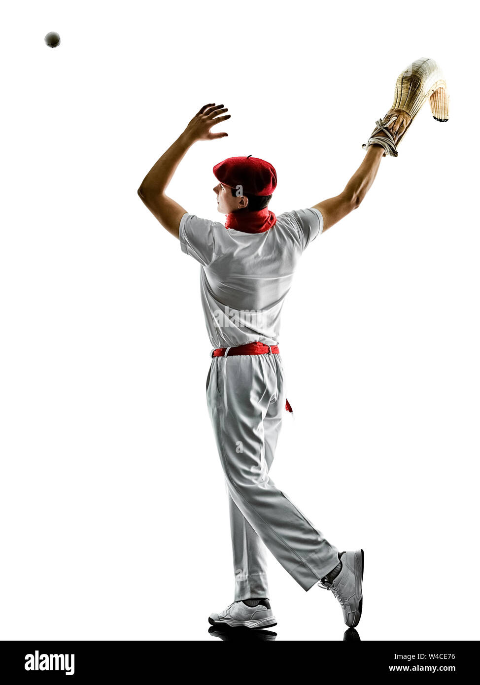Un caucasian jai alai pelota basca Cesta Punta player uomo isolato su sfondo bianco silhouette Foto Stock