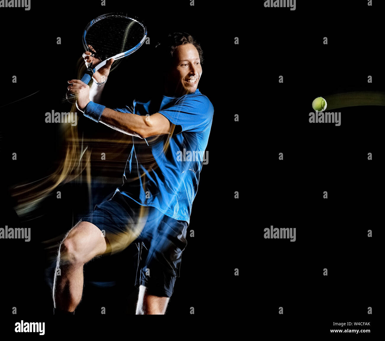 Un caucasian giocatore di tennis uomo isolato su sfondo nero nella pittura di luce di movimento di velocità Foto Stock